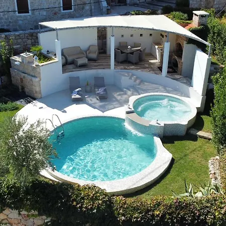 Holiday Home Pitve Casa vacanze Pitve